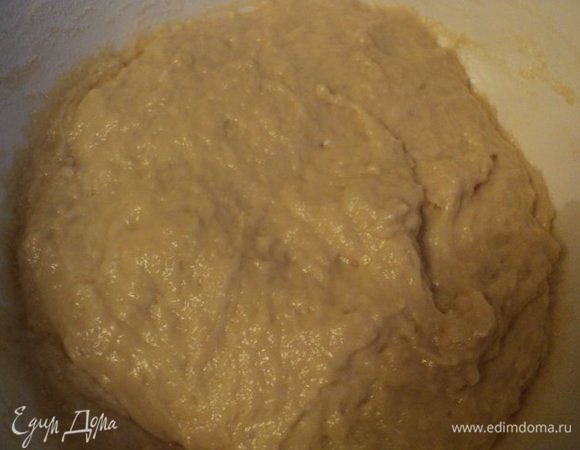 Затем добавить растопленное ( но не горячее) сливочное масло, ванильный сахар и остальную муку. Хорошо вымесить и дать подняться тесту еще два раза.