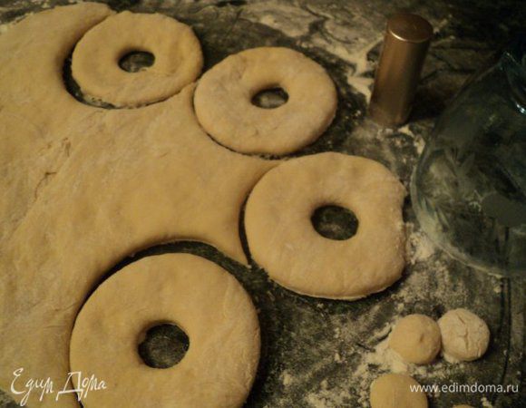 Раскатать тесто в пласт толщиной 1 см и вырезать круги Ф-8-10см, в центре вырезать отверстия диаметром 1.5-2.0см. У меня получился 21 пончик.