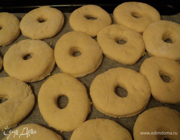 Противень застелить бумагой для выпечки, присыпать слегка мукой и выложить на него донетсы. Поставить в теплое место и дать подойти 15-20 мин.