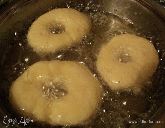 В сковороду налить растительное масло так, чтобы пончики в нем плавали, нагреть его.
Жарить пончики с двух сторон до золотистой корочки.
