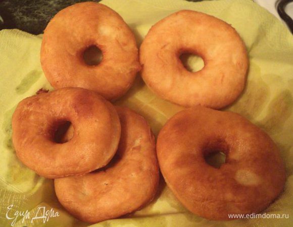 Готовые донетсы выложить на бумажную салфетку для удаления от лишнего жира.