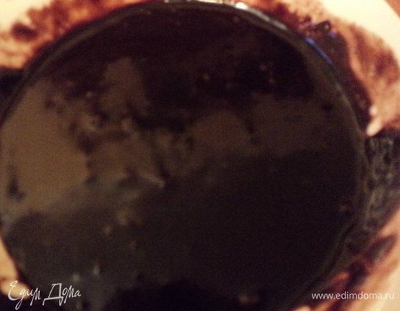 Растопить на водяной бане или в микроволнровке шоколад со сливками, перемешать до однородной массы.