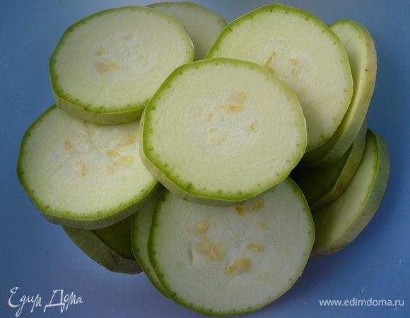 Кабачок нарезать тонкими колечками, посолить...