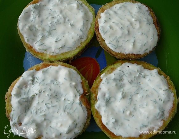 А теперь строим наши башенки... Кабачок смазать соусом...