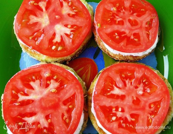 Положить на него кружок помидора...