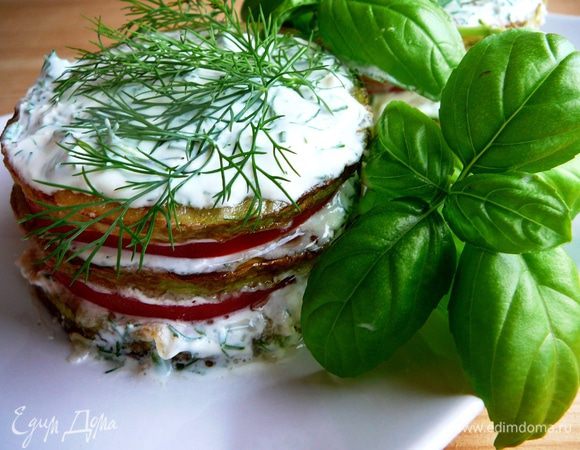 И снова кабачок...Количество этажей зависит от вашего желания. У меня получается 3 слоя кабачков и 2 слоя помидор. Украсить зеленью и есть с удовольствием)))))))))))