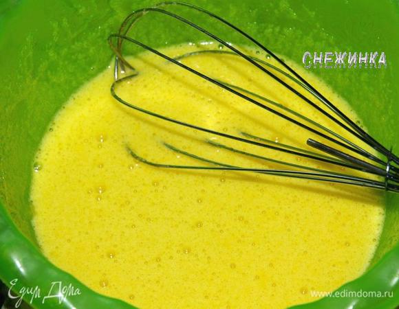 Для приготовления теста смешиваем в миске 2 яйца со 100 г сахара.