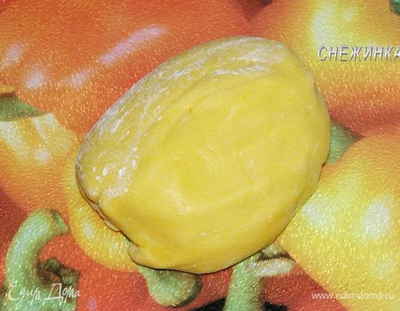 Добавляем соду, гашеную уксусом, всыпаем муку и вымешиваем тесто. Оно получается мягким, немного липким. 