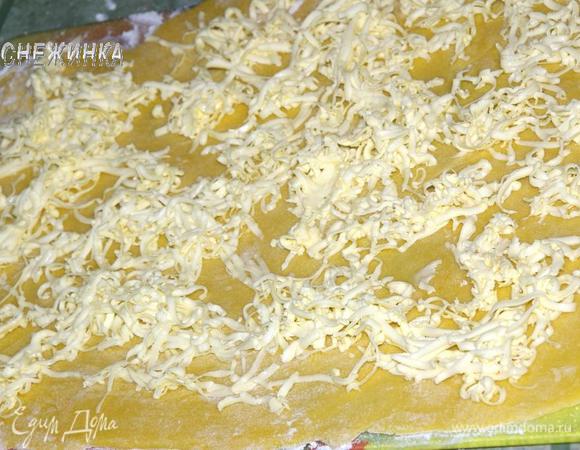 Хорошо посыпав рабочую поверхность и скалку мукой, раскатываем тесто, не обязательно очень тонко. Сверху натираем на крупной терке охлажденное сливочное масло.