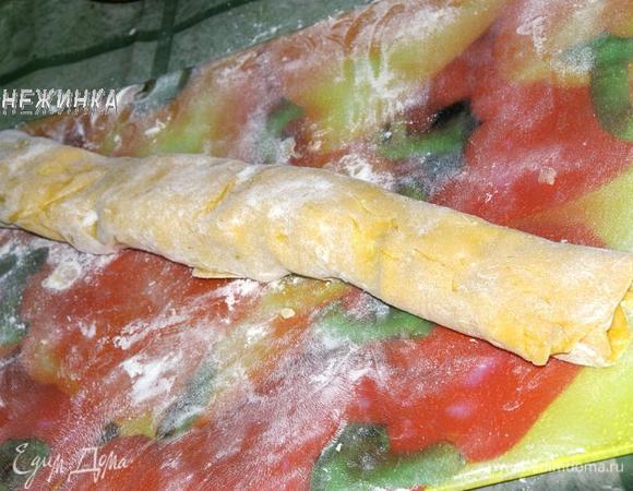 Аккуратно, так как тесто очень нежное, сворачиваем его в рулет.