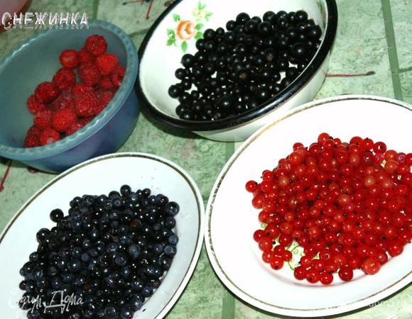 Займемся начинкой. Ягоды по необходимости моем. Я промыла смородину. Даем воде стечь.