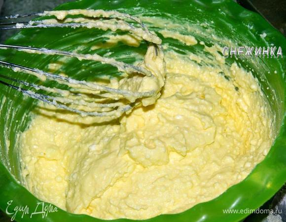 Добавляем манку. Перемешиваем.