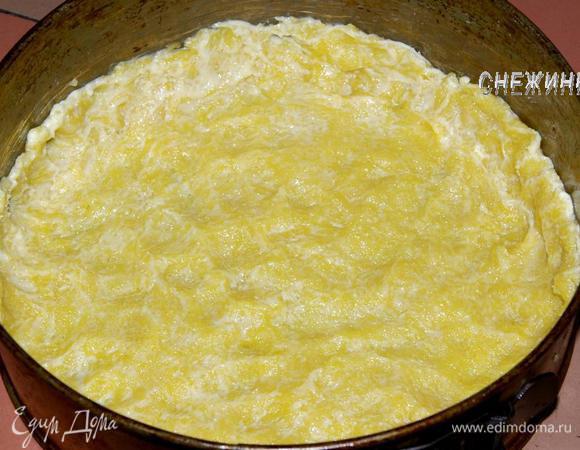 Я брала разъемную форму для выпечки, в этом случае лучше выстелить ее пергаментом, смазывать маслом не надо. Можно использовать форму для тарта. От теста отщипываем небольшой кусок для формирования перегородок размером где-то чуть больше грецкого ореха. Остальное тесто распределяем по форме. Тесто мягкое, податливое, не надо его раскатывать, аккуратно руками разминаем, делаем небольшие бортики.