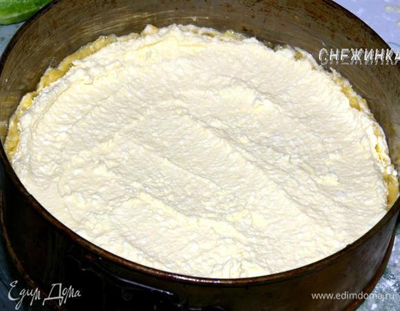 Теперь распределяем творожную массу.