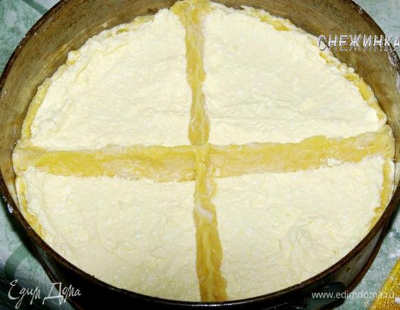 Из остатков теста делаем перегородки, соединив в центре.