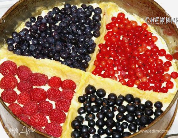 В каждый сектор укладываем ягоды. Красивее, когда цвета чередуются. И ставим выпекаться пирог в духовку, разогретую до 190°C. У меня пирог готовился 40 минут. Здесь все зависит от духовки и формы для выпечки, ориентируйтесь на золотистые края теста.