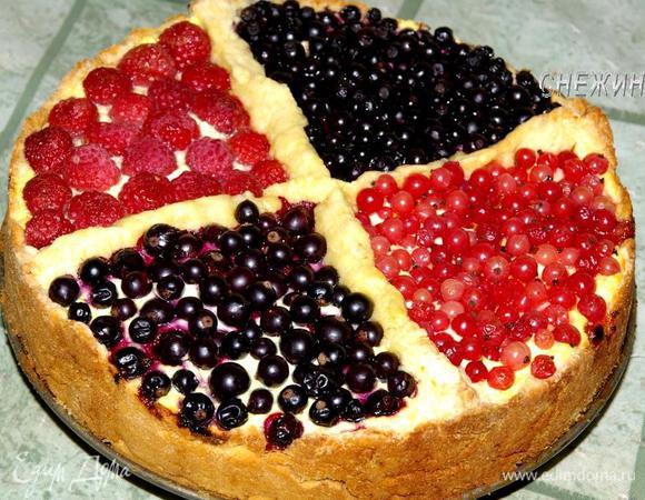 Даем немного остыть пирогу, снимаем боковую часть формы. Только когда пирог хорошо остынет, его следует переносить на блюдо, так как он очень нежный.