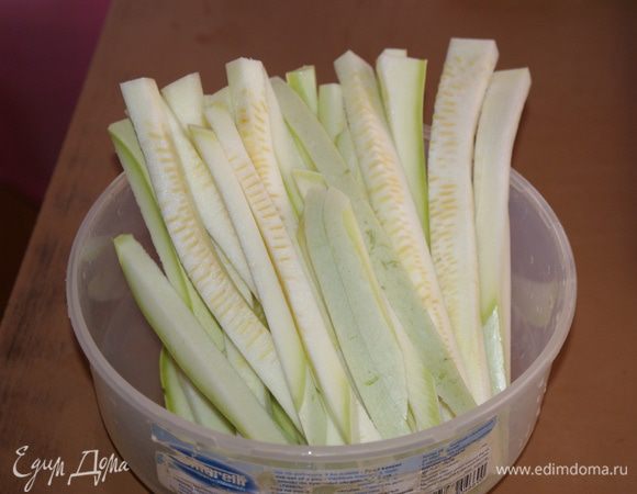 Кабачок или цукини вымыть и нарезать тоненькими полосками.