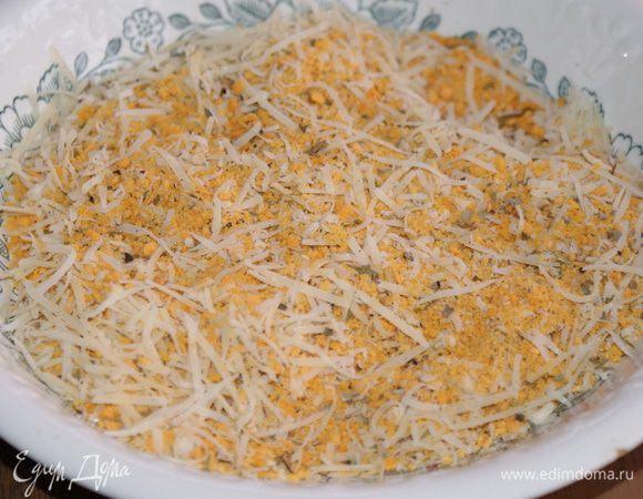 Сыр натереть на мелкой терке. 
Смешать сыр и все оставшиеся ингредиенты (кроме оливкового масла).