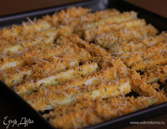 Каждую "палочку" обмакнуть в яйцо, стряхнуть его излишки, и обвалять в панировке. 
Противень смазать оливковым маслом и выложить туда "палочки".