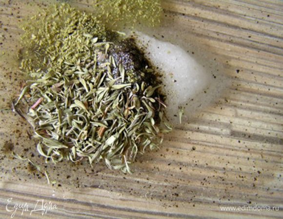 Приготовить маринад. Смешать все ингредиенты кроме свинины и масел.