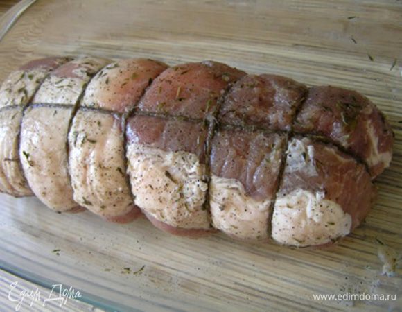 Свинину промыть, обсушить, замариновать на 1-2 часа, обвязав толстой нитью.