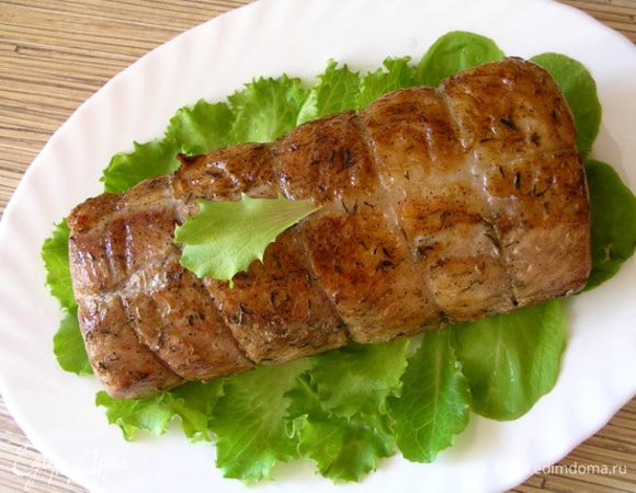 готовить в духовке при 200*С около часа. Затем удалить нитки и подавать на листьях салата.