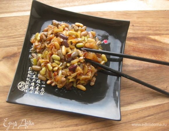 Перец и лук очистить и нарезать соломкой. Обжарить на сковороде с растительным маслом до румяности, добавить фасоль, влить немного воды (2-3 ст.ложки), перемешать и протушить пару минут. Затем добавить соус терияки и тщательно перемешать. Снять с огня и дать немного настояться.
Подавать можно как горячим, так и холодным.
Приятного аппетита! Нам очень понравилась такая фасоль.
