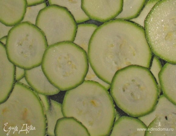 Кабачки порезать тонкими кружочка  и посолить. Оставить на 15 минут, затем промокнуть.