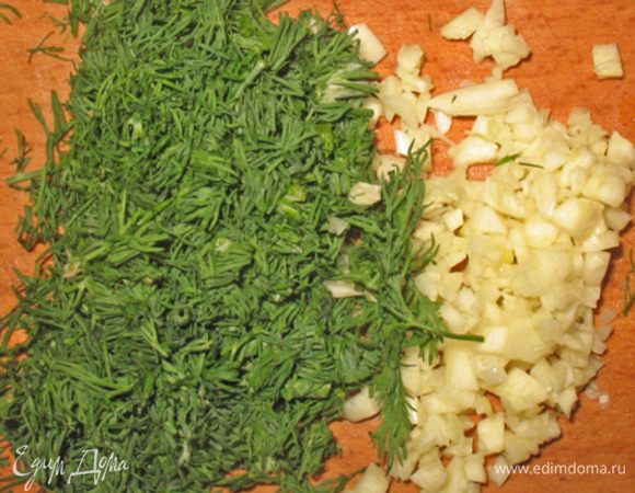 Укроп и чеснок мелко порезать. Смешать творог, брынзу, сыр, укроп,  чеснок и немного растительного масла.