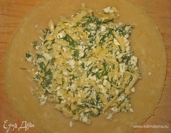 Тесто раскатать в пласт толщиной 5 мм., вырезать галеты (у меня диаметр 10мм). Сверху выложить сырную массу.