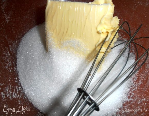 Растираем масло с сахаром(я брала меньше-150гр)+ванильный сахар.