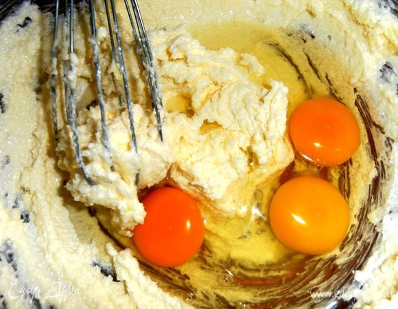 Добавляем яйца и по-одному вмешиваем.