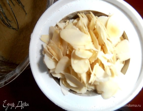 Миндаль или миндальные хлопья перемалываем в кофемолке(это займёт буквально секунду!)