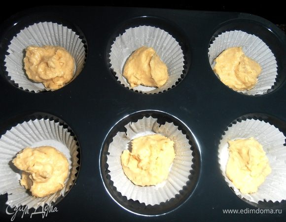 На дно каждой выкладываем чайную ложку теста.