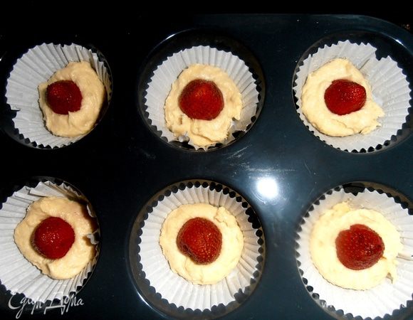 Сверху втыкаем заранее промытую клубничинку.