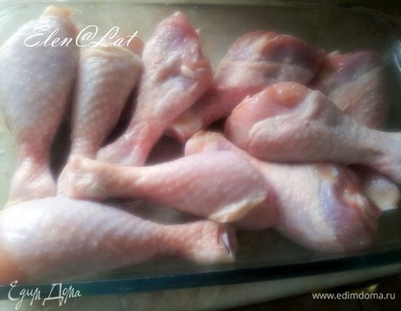 Куриные голени промыть, посолить и запечь в духовке, при температуре 200 С, примерно 25 минут. Затем дать остыть.