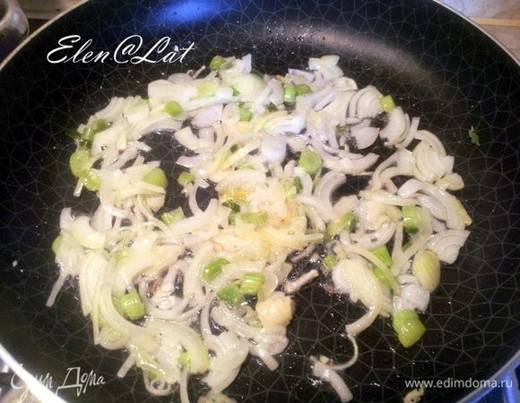 Пока запекается курочка, разморозить слоеное тесто.
И займемся начинкой. Для этого обжарить в растительном масле лук репчатый и белую часть зеленого лука.