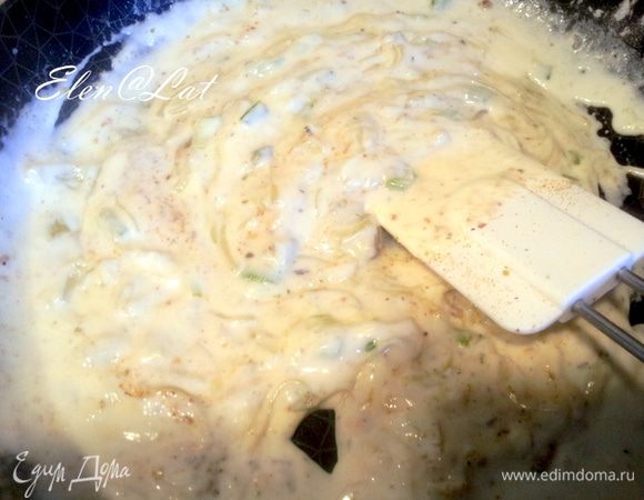 Затем добавить в сковороду белое вино,
потушить минуту и добавить воды, либо куриный бульон, муку, соль по вкусу, перец, потушить минуту и добавить сливки, убавить огонь до минимума и просто прогреть. Соус готов.