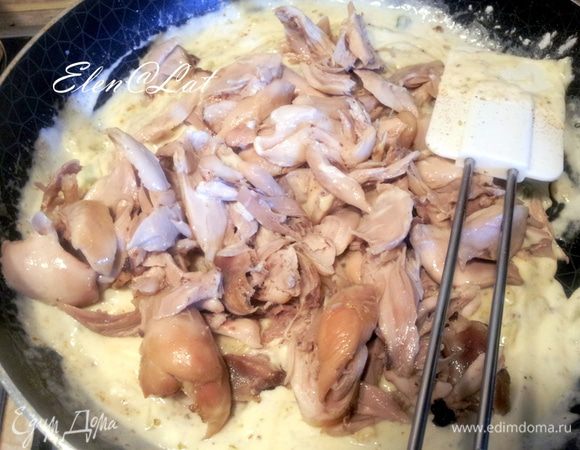 В этот соус мы добавляем готовую нашу курочку и все перемешиваем. 