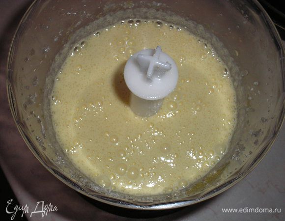Для начала сахар взбиваем с желтками несколько минут до посветления массы.