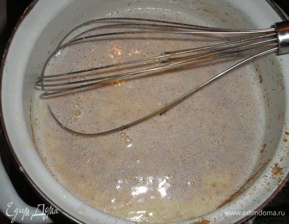 Сливки смешиваем с молоком и корицей. Нагреваем немного в кастрюльке.