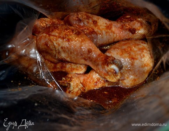 Ножки выложить в пакет со специями и поставить в холодильник на 1 час или ночь.