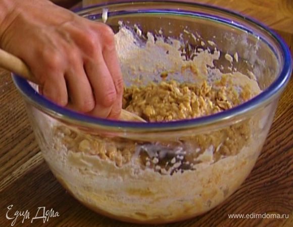 Ввести муку с разрыхлителем и вымешать тесто.