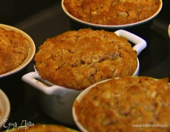 Небольшие керамические формочки смазать сливочным маслом, выложить в каждую несколько ломтиков персика, наполнить тестом и поставить в духовку на 25–30 минут.