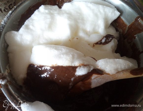 Масло и шоколад растопить на водяной бане. Белки взбить в пену. Желтки взбить в пену с сахаром. В желтки добавить шоколадную массу, затем муку и аккуратно ввести белки.
