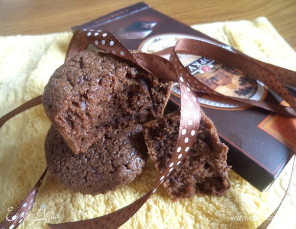 Выпекать при 200 градусах 6 минут. (серединка вообще должна остаться немного жидкой, но если немного передержать, то будет полноценный бисквит..и так и так вкусно). Подавать с шариком мороженного или заварным кремом. 