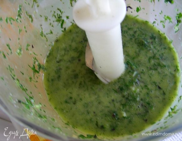 Для соуса выкладываем травы в блендер, измельчаем, добавляем растопленное сливочное масло и лимонный сок. Получается зеленая паста.