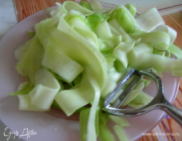 Для гарнира кускус готовим, как написано на упаковке. Обычно его просто заваривают кипятком минут 5. Цуккини нарезаем тонкими лентами с помощью овощечистки. 
