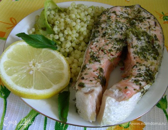 Раскладываем кускус по тарелкам, рядом с ним рыбку и дольку лимона. И подаем. Приятного аппетита))
